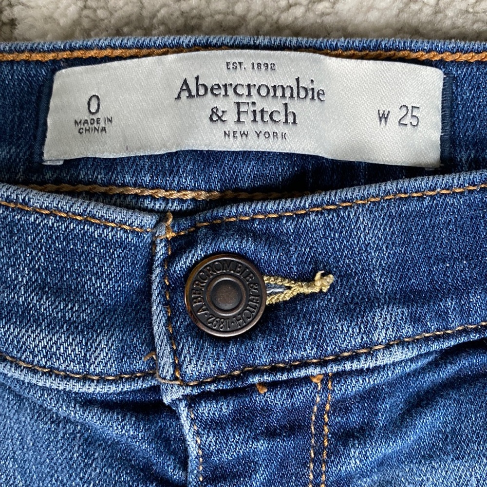 •Abercrombie & Fitch• Distressed Low-Rise Jean Shorts - Picture 10 of 11